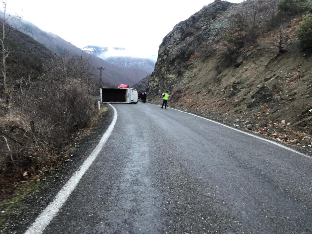 Artvin&rsquo;de kamyonet devrildi: 2 yaralı