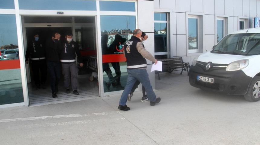 Hırsızlık zanlıları otob&uuml;ste yakalandı