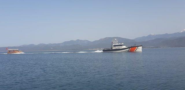 Fethiye Körfezi’nde sürüklenen teknedeki 2 kişi kurtarıldı