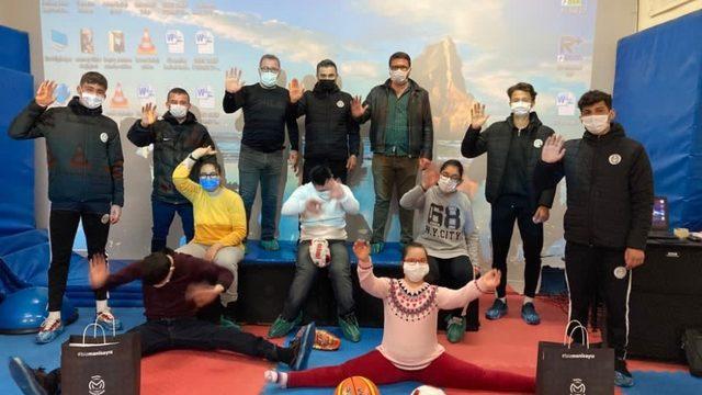 Manisa FK Akademi sporcuları down sendromlu çocuklarla buluştu