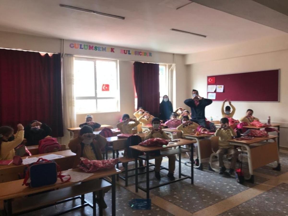 Eskişehir&rsquo;den Buca&rsquo;daki bir ilkokula yardım g&ouml;t&uuml;rd&uuml;ler