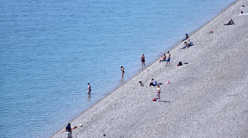 Vaka sayısı artıyor ama... Turistlerin maskesiz tatil keyfi!