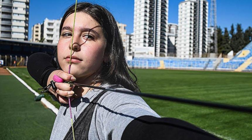  15 yaşındaki okçu Azra Özdemir'in hedefi ay-yıldızlı forma