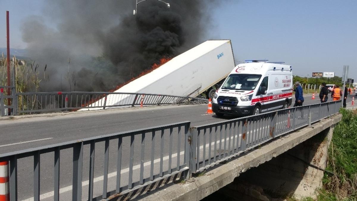 Mersin&rsquo;de kaza yapan tır alev aldı