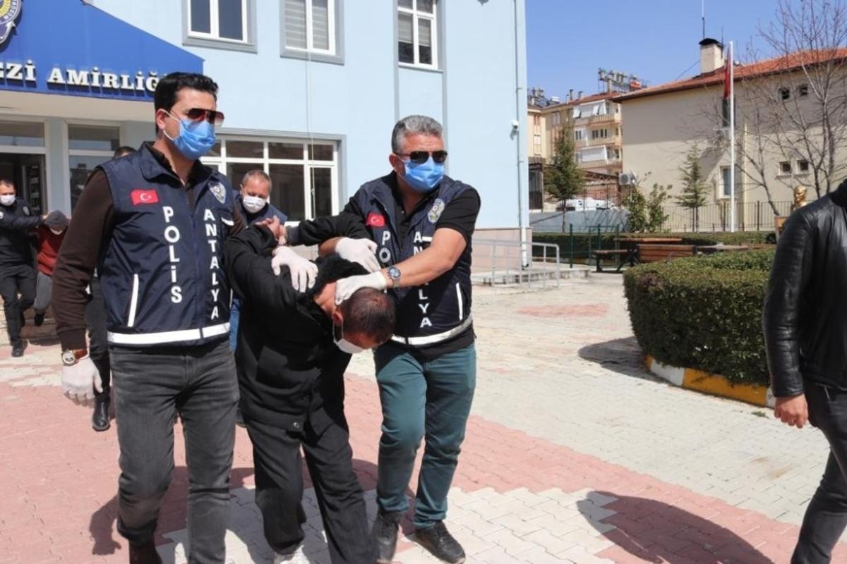 &Ccedil;ifte cinayet zanlıları adliyeye sevk edildi