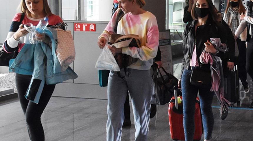 Sezonun ilk uçağı indi: Muğla cennetten bir köşe