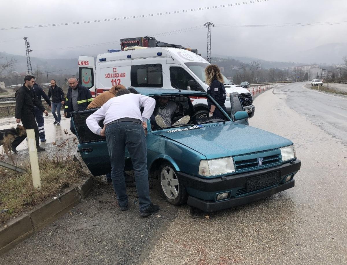Kontrolden &ccedil;ıkan otomobil ref&uuml;je &ccedil;arptı: 2 yaralı