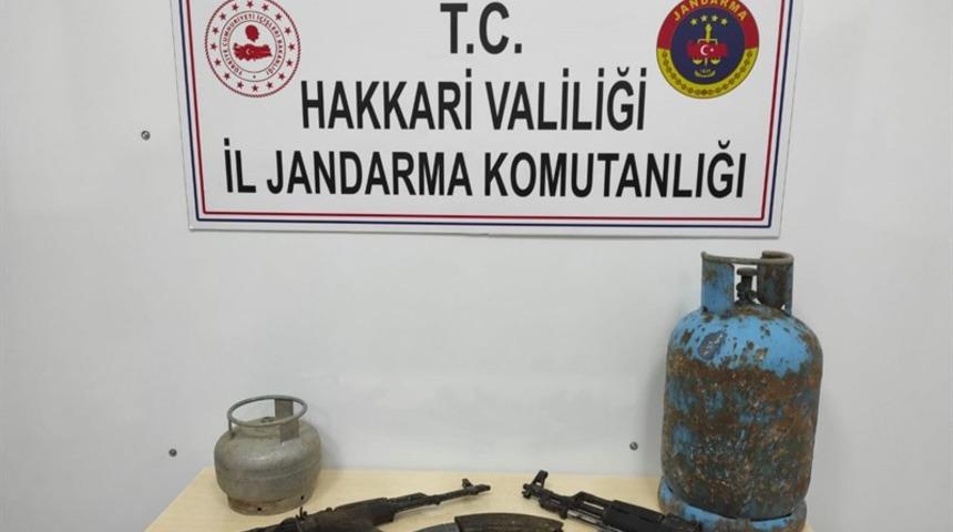 Hakkari&rsquo;de toprağa g&ouml;m&uuml;l&uuml; silah ve m&uuml;himmat ele ge&ccedil;irildi