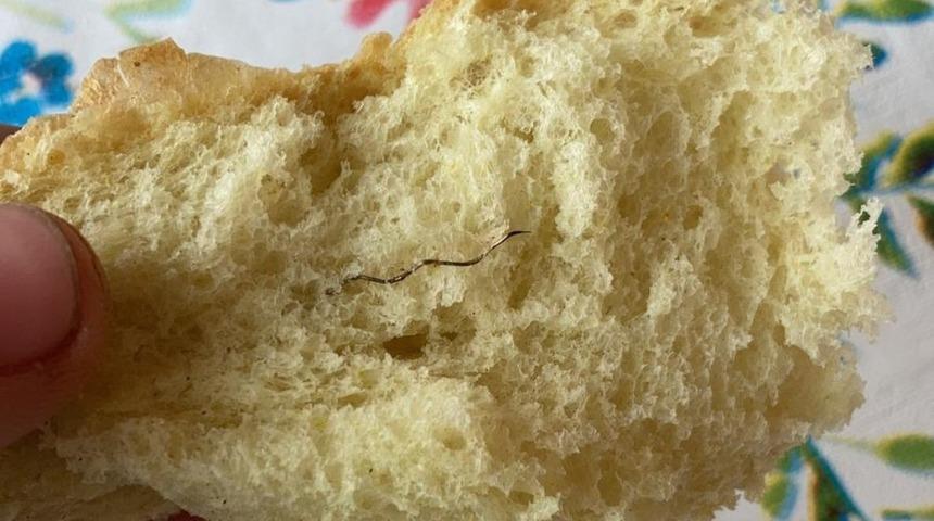 Yutkunurken boğazına batınca fark etti! Ekmeğin içinden tel çıktı