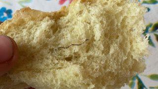 Yutkunurken boğazına batınca fark etti! Ekmeğin içinden tel çıktı