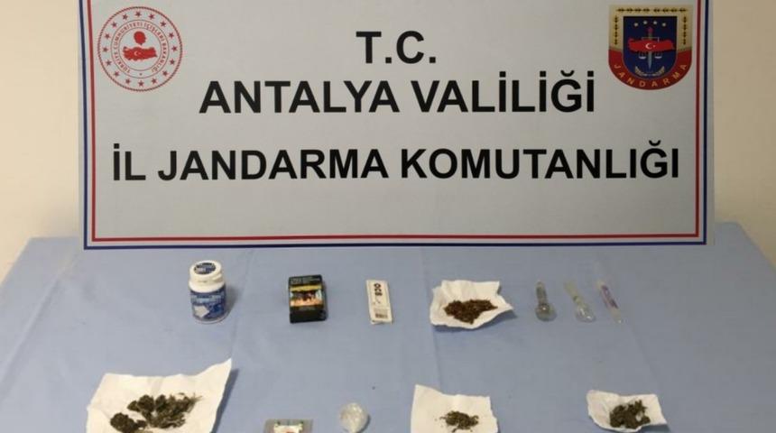 Antalya&rsquo;da ev ve ara&ccedil;ta uyuşturucu madde ele ge&ccedil;irildi