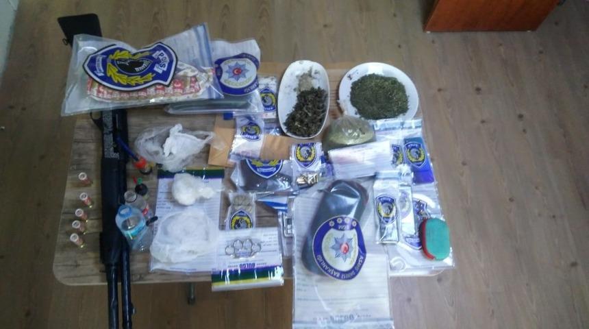 Uyuşturucu alışverişinde kavga &ccedil;ıktı, depoya kapatılan 3 kişiyi polis kurtardı