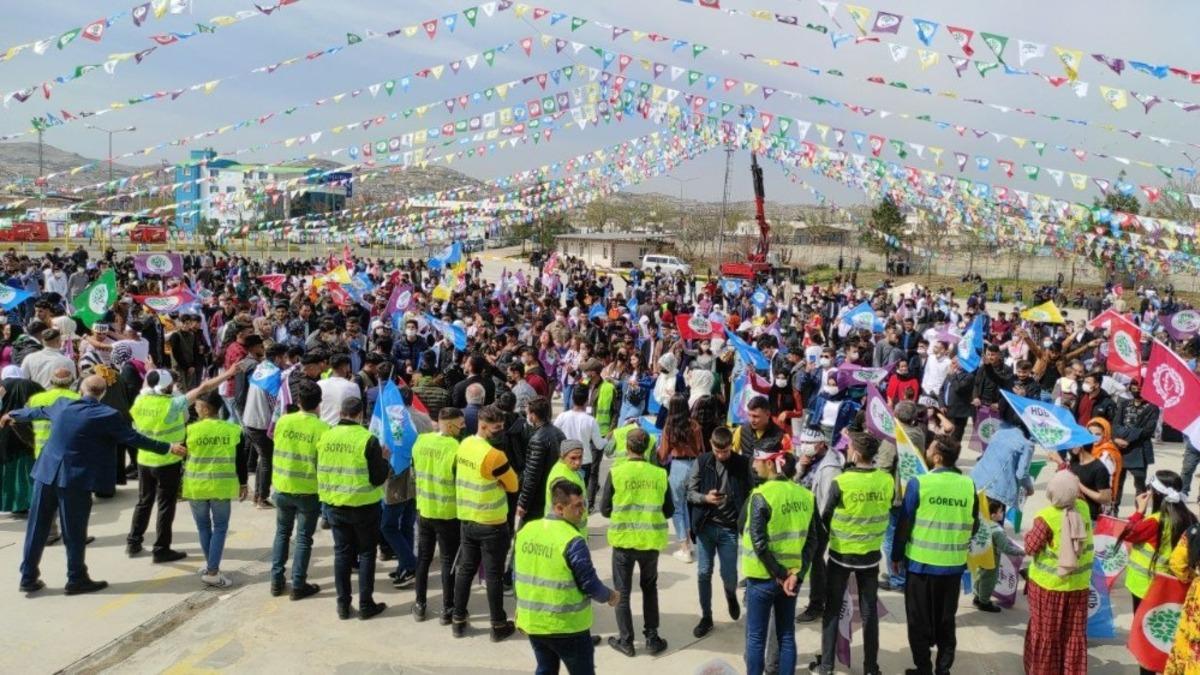 Nevruz kutlamalarında polis, ter&ouml;r &ouml;rg&uuml;t&uuml; propagandasına ge&ccedil;it vermedi