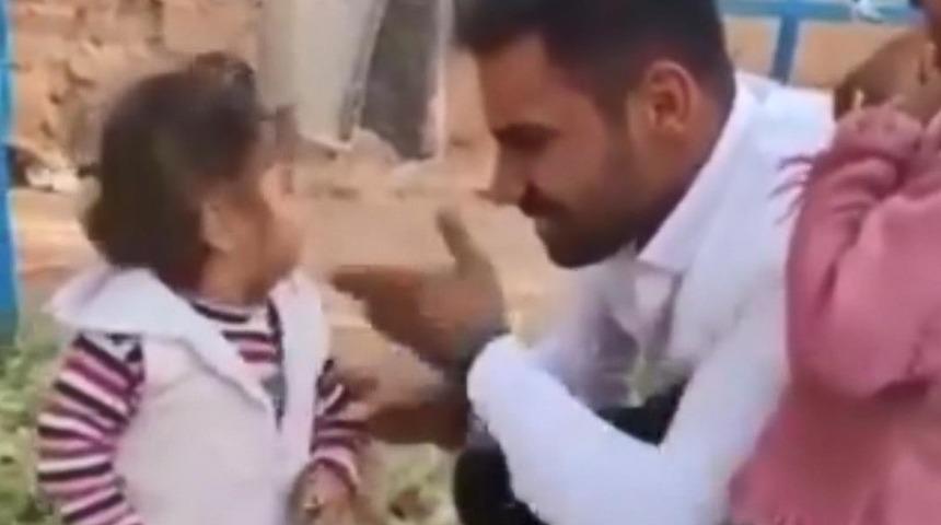 Küçük kıza tokat atıp sigara içirdi! Bu görüntüye tepki yağıyor