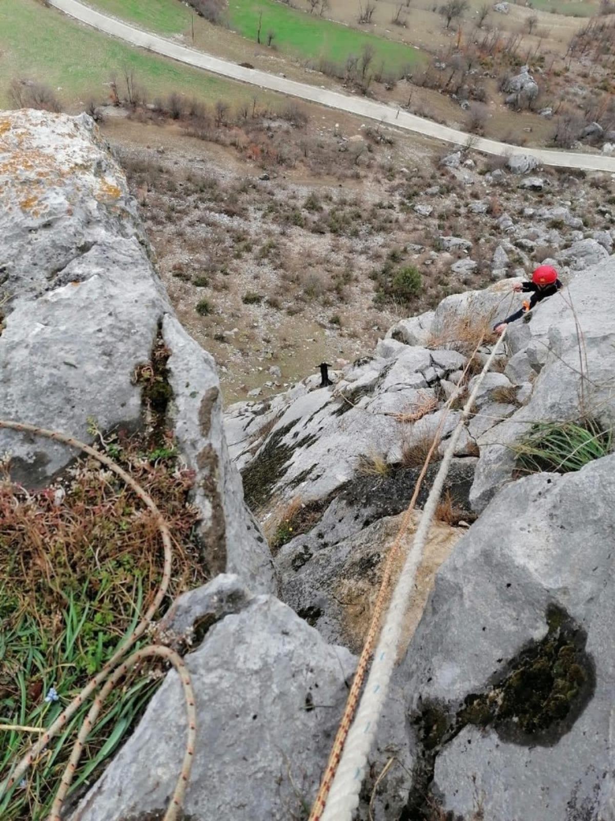 İtfaiye ekipleri u&ccedil;urumda mahsur kalan ke&ccedil;iyi kurtardı