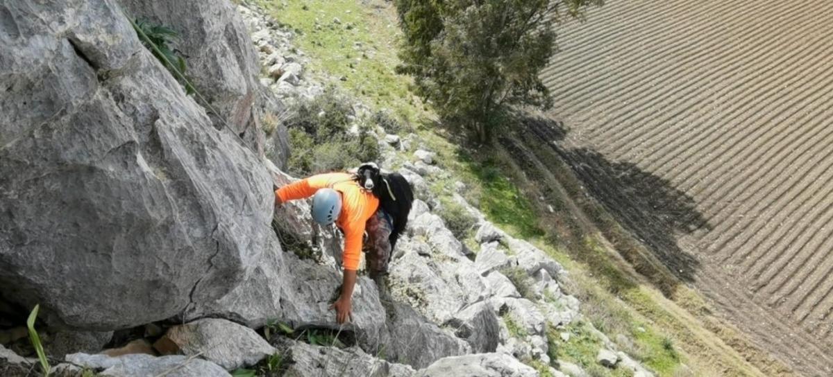 Kayalıklarda mahsur kalan ke&ccedil;ileri 5 saatlik &ccedil;alışmayla sırtlarında taşıyarak kurtardılar