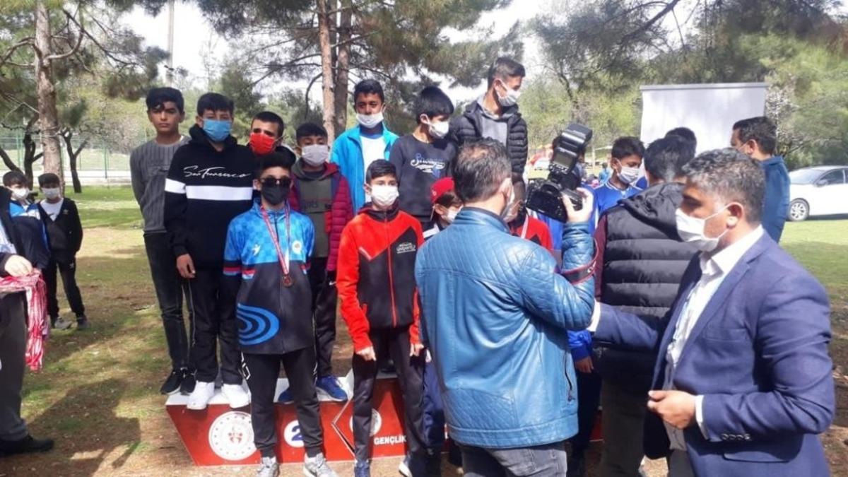 Şanlıurfalı gen&ccedil;ler madalyalarla d&ouml;n&uuml;yor