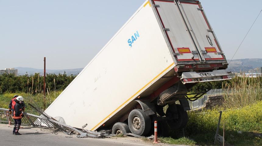 Direksiyon başında uyuyan şoförün kullandığı TIR köprüden düştü