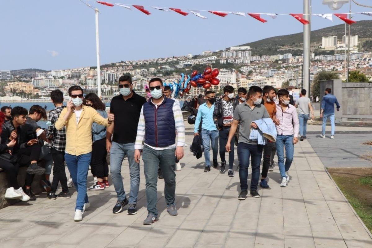 Kuşadası&rsquo;nda vatandaşlar sahile akın etti