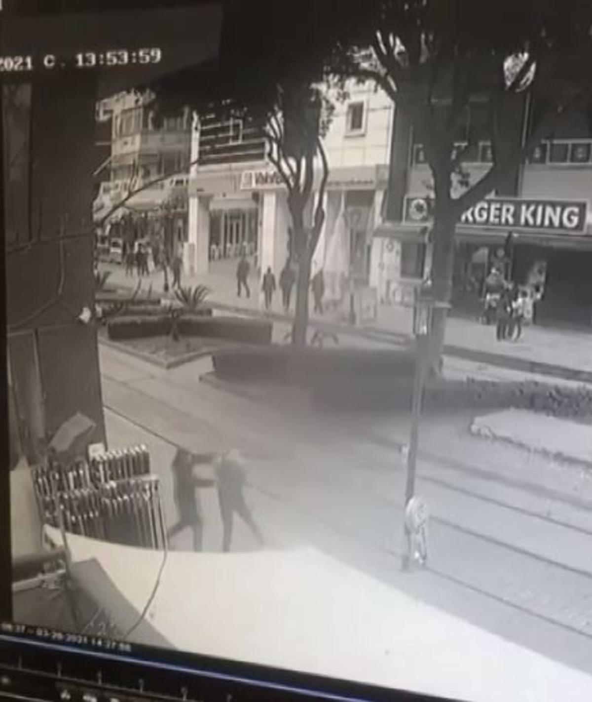 Yerden aldığı şişeyle yanında y&uuml;r&uuml;yen kişiyi darp eden saldırgan, kadının araya girmesiyle ka&ccedil;tı