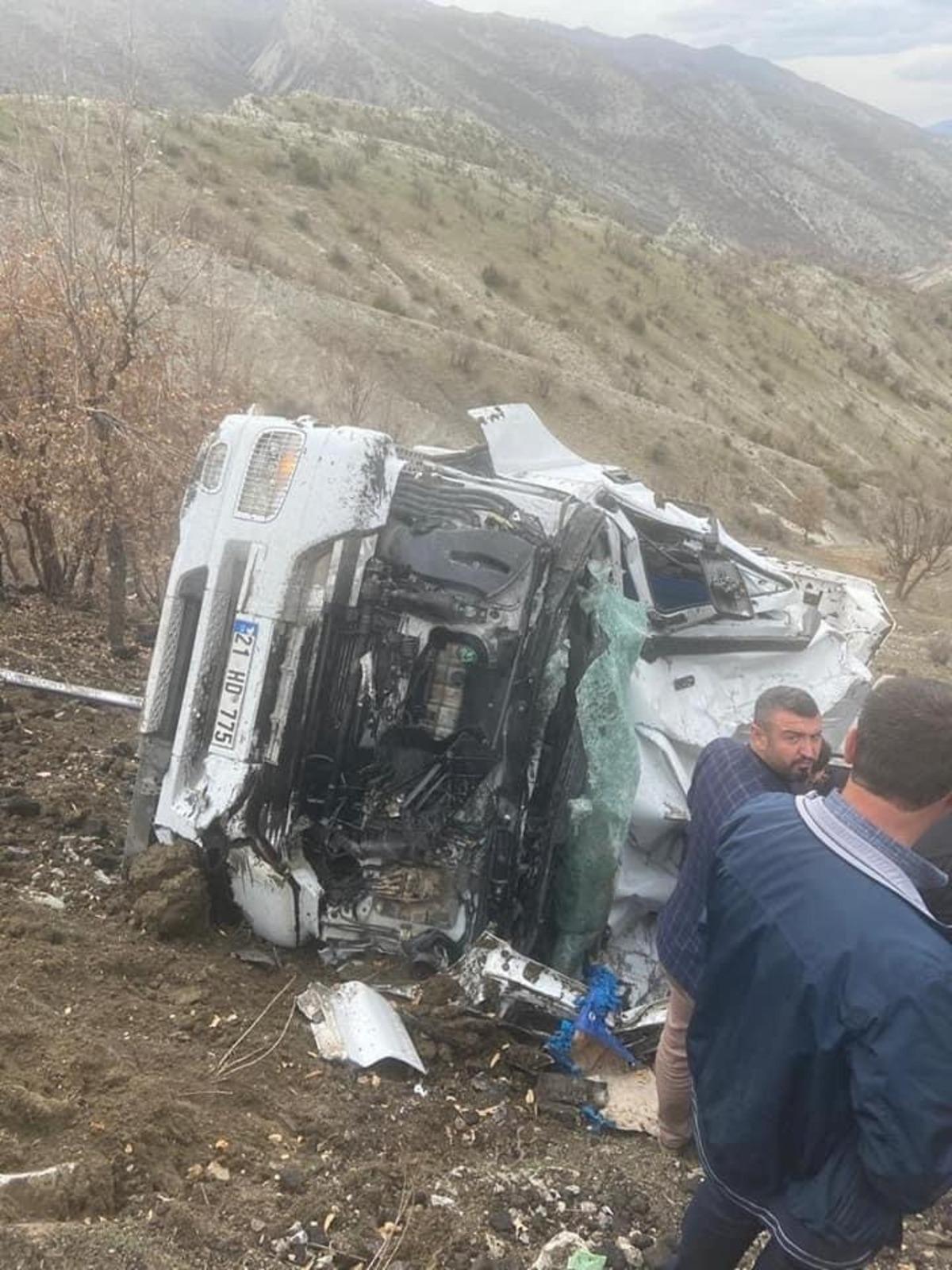 Şırnak&rsquo;ta k&ouml;m&uuml;r y&uuml;kl&uuml; tır şarampole yuvarlandı: 1 yaralı