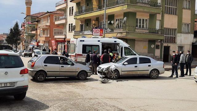 Kırıkkale’de iki otomobil kafa kafaya çarpıştı: 2 yaralı