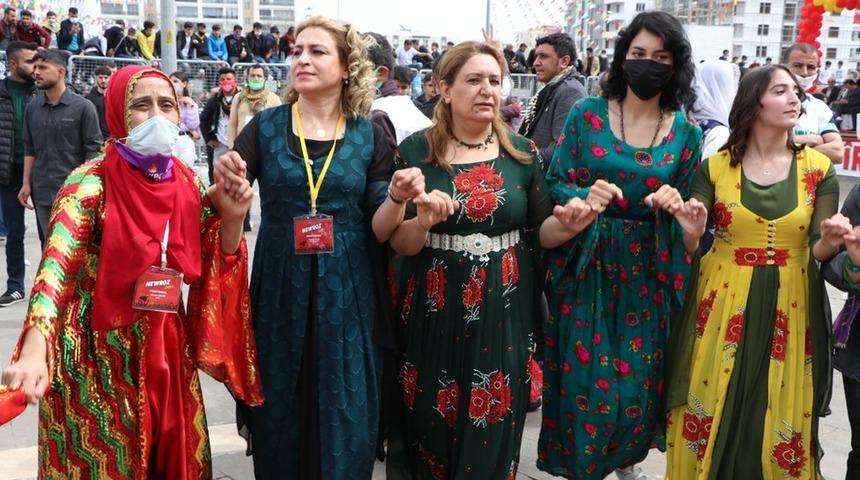 Diyarbakır Nevruz mitingine on binlerce kişi katıldı
