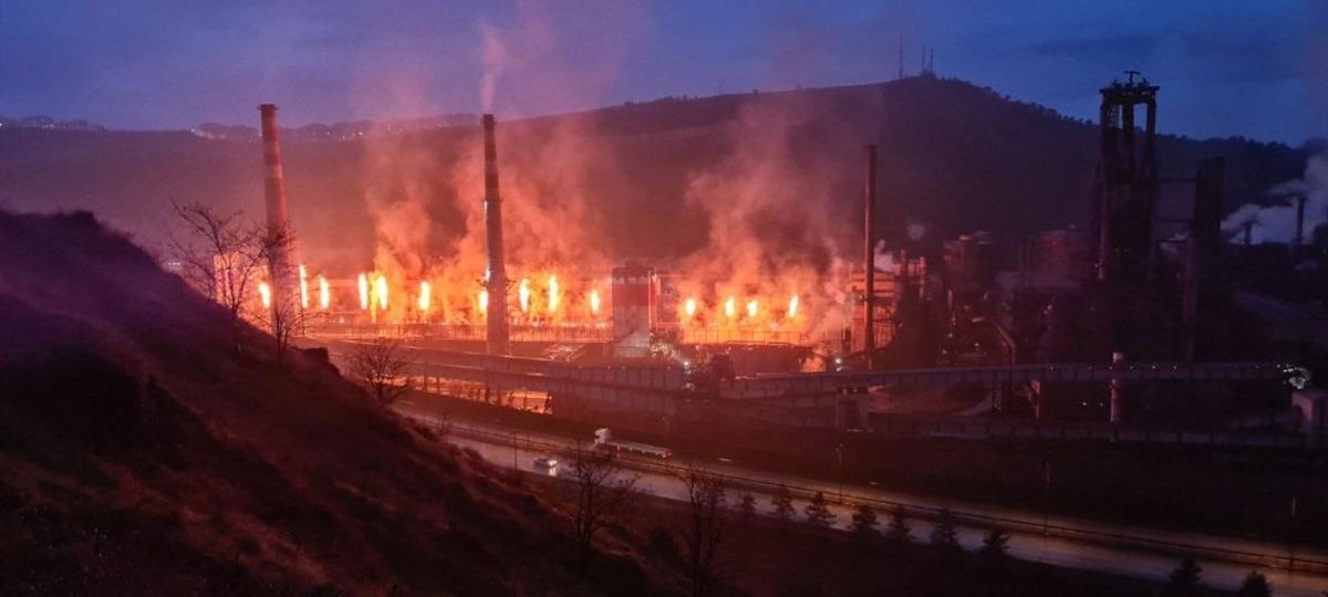 KARDEMİR&rsquo;de y&uuml;kselen alevler korkuttu