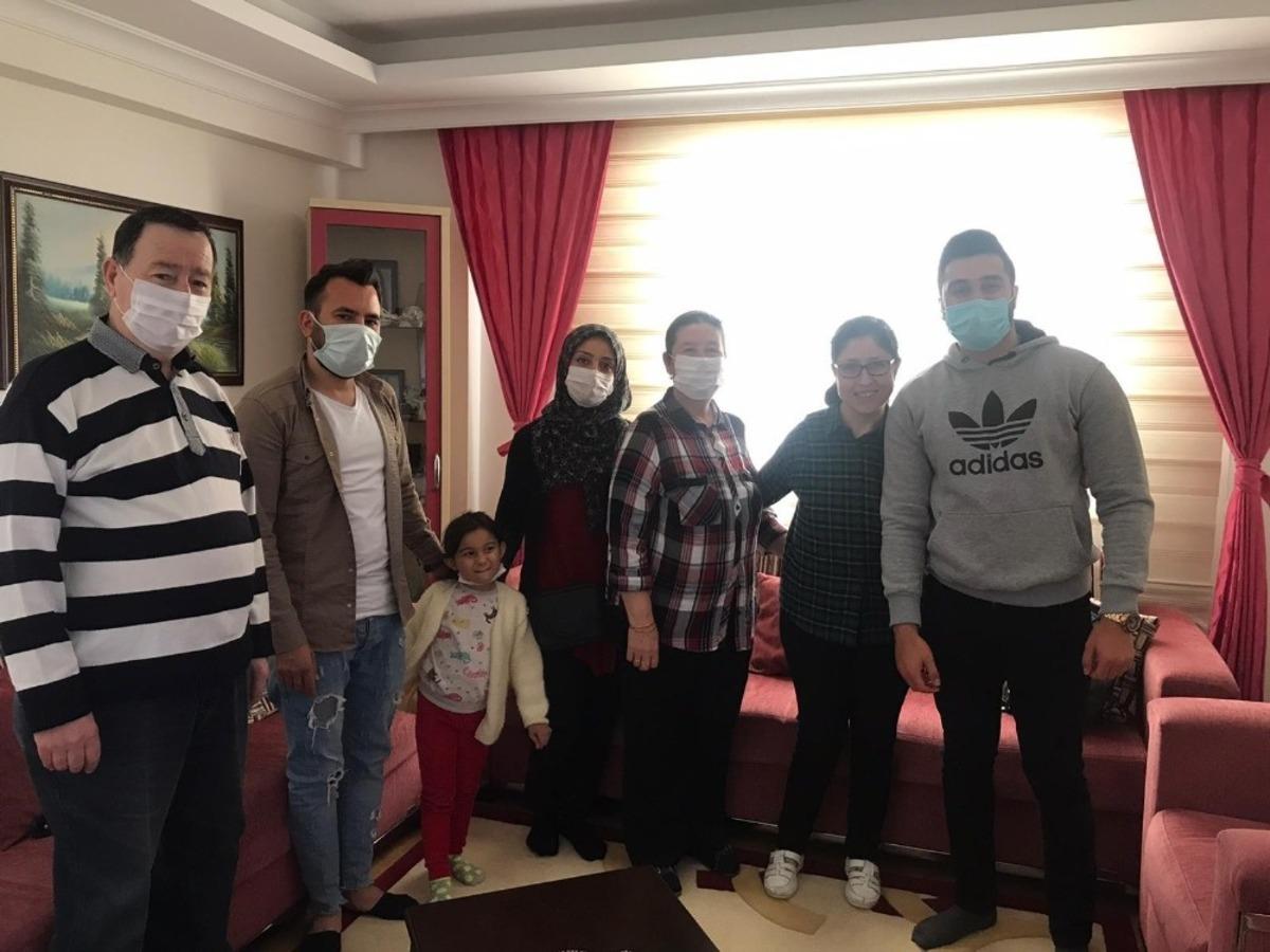 Kuşadası&rsquo;nda AK Partili gen&ccedil;ler down sendromlu &ccedil;ocuklarla bir araya geldi