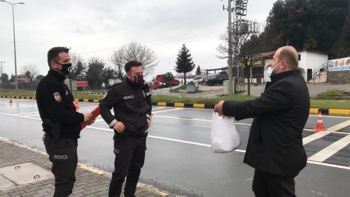Polis ve bek&ccedil;ilere sıcak ikramda bulundu