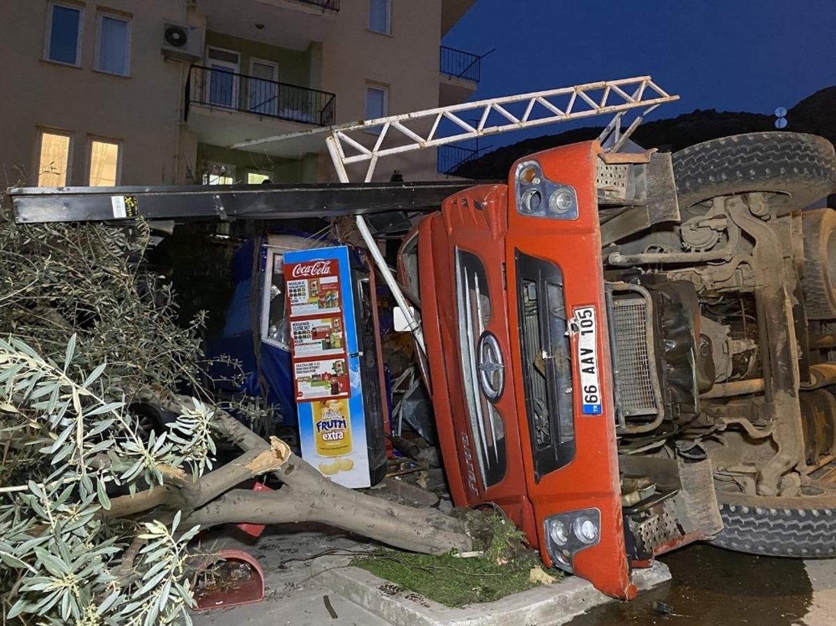 Fethiye&rsquo;de Hafriyat Y&uuml;kl&uuml; Kamyon Devrildi: 2 Yaralı