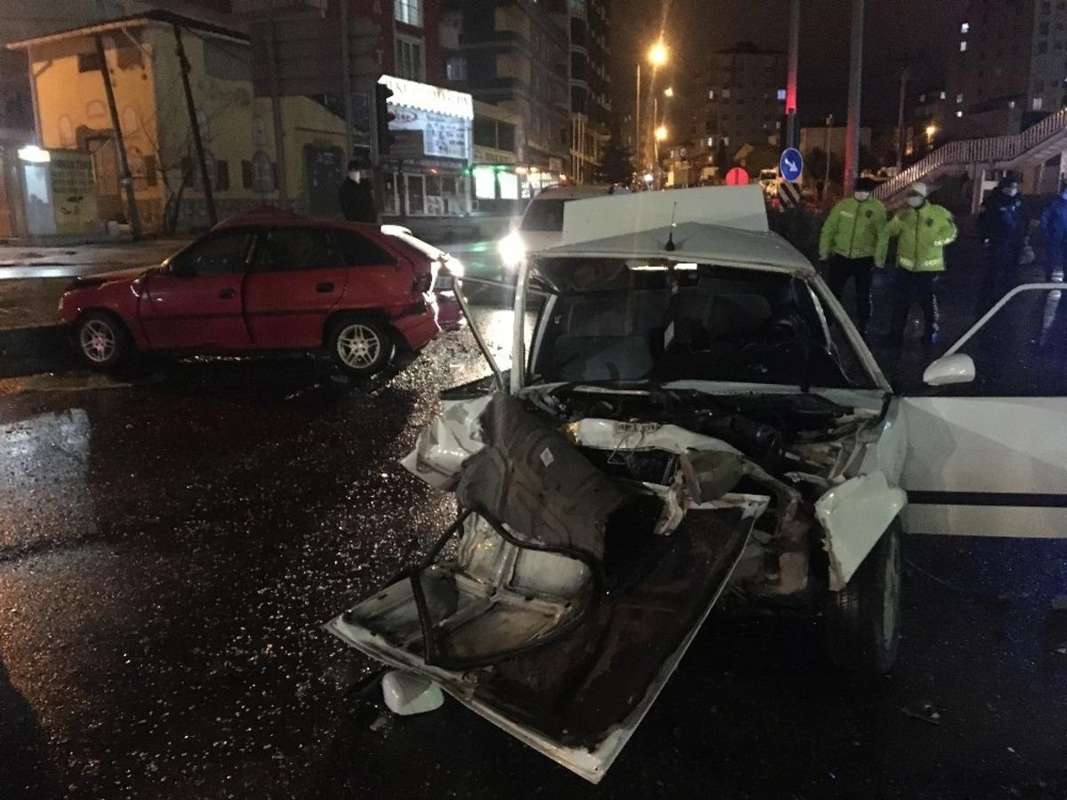 3 aracın karıştığı kazada 1 kişi yaralandı