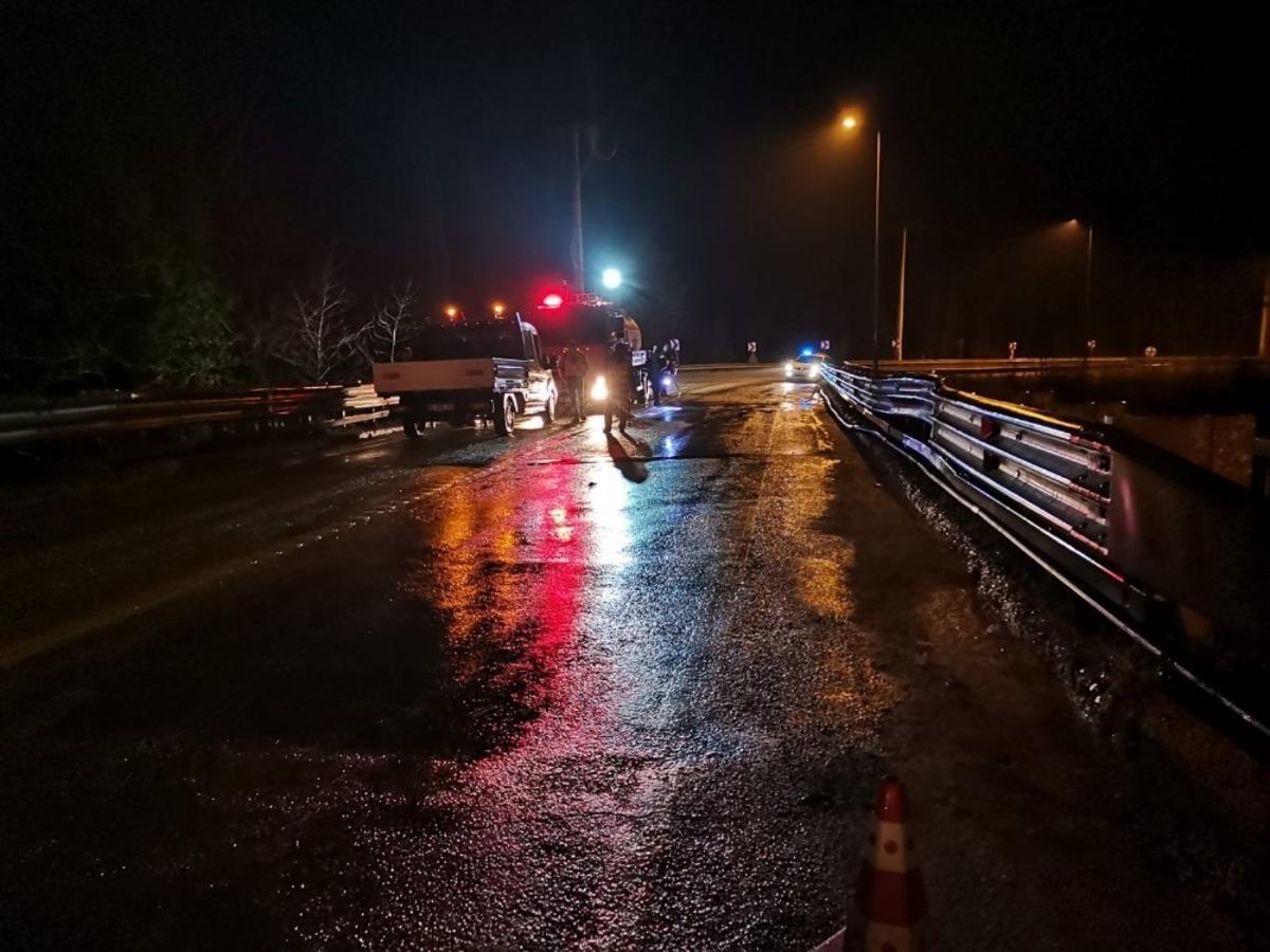 Hafif ticari ara&ccedil; otomobil ile &ccedil;arpıştı : 1&rsquo;i ağır 5 yaralı
