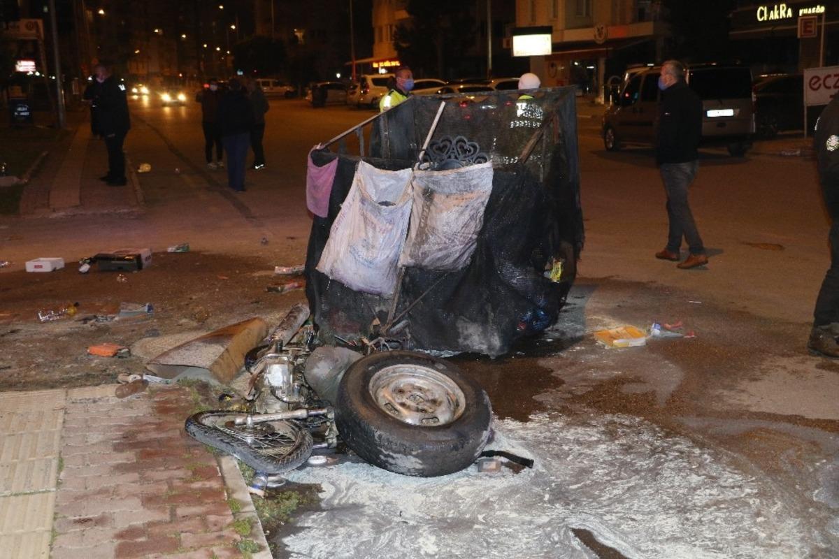 Motosikletine &ccedil;arptıkları &ccedil;&ouml;p toplayıcı genci d&ouml;verek hastanelik ettiler