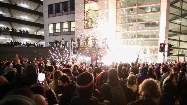 İngiltere nin Bristol kentindeki protestolarda iki polis yaralandı 2