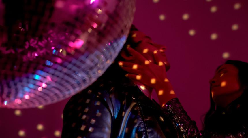 Fransa'da korona önlemlerine karşın düzenlenen seks partisine baskın!