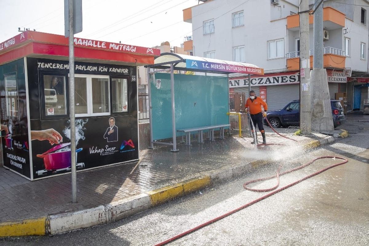 B&uuml;y&uuml;kşehir Belediyesi ekipleri, sokağa &ccedil;ıkma yasağında da &ccedil;alıştı
