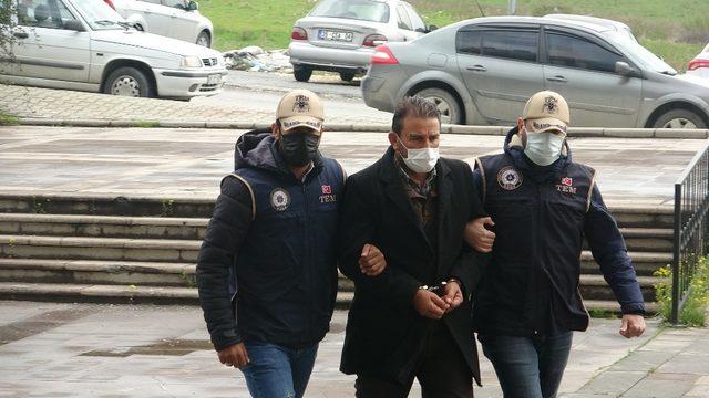 Hatay’da teröristlere evini açan CHP Kırıkhan ilçesi örgütüne kayıtlı olduğu ortaya çıkan Mehmet K. adlı zanlı adliyeye sevk edildi