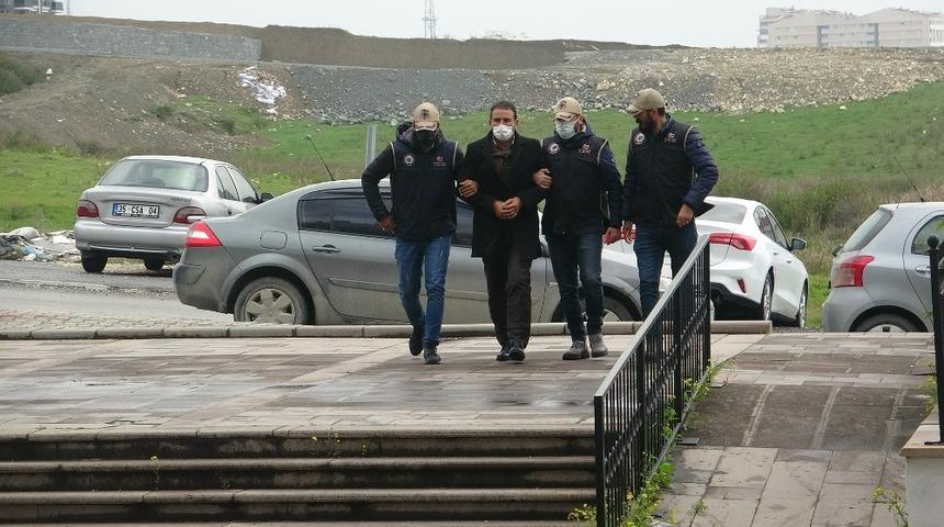 Hatay&rsquo;da ter&ouml;ristlere evini a&ccedil;an CHP Kırıkhan il&ccedil;esi &ouml;rg&uuml;t&uuml;ne kayıtlı olduğu ortaya &ccedil;ıkan Mehmet K. adlı zanlı adliyeye sevk edildi