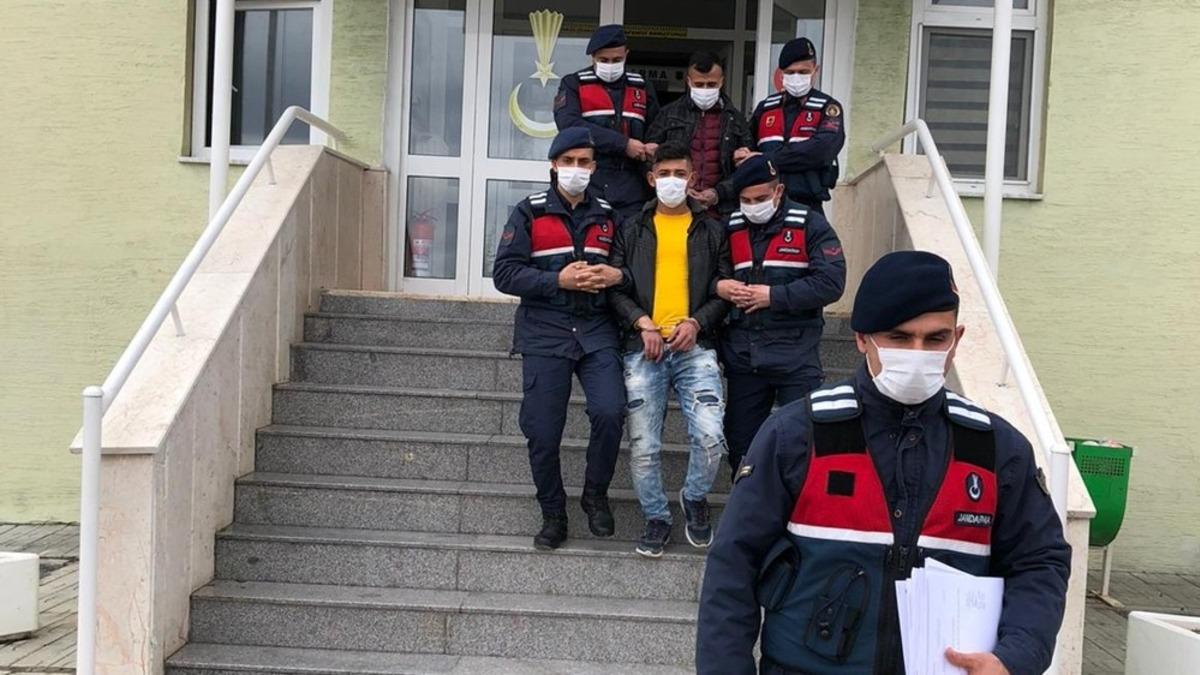 Bağ evinden &ccedil;aldıkları eşyaları satarken su&ccedil;&uuml;st&uuml; yakalandılar