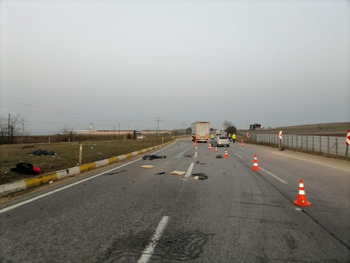 Aşırı hız sonucu feci kaza: 2 &ouml;l&uuml;, 1 yaralı