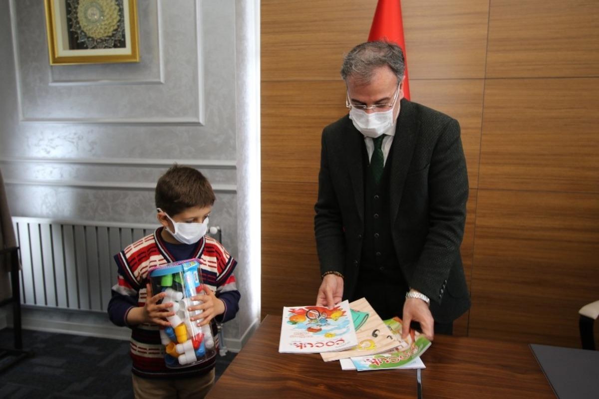 İlkokul ikinci sınıf &ouml;ğrencisi Bilal Akar&rsquo;dan Başkan &Ouml;zdoğan&rsquo;a anlamlı ziyaret