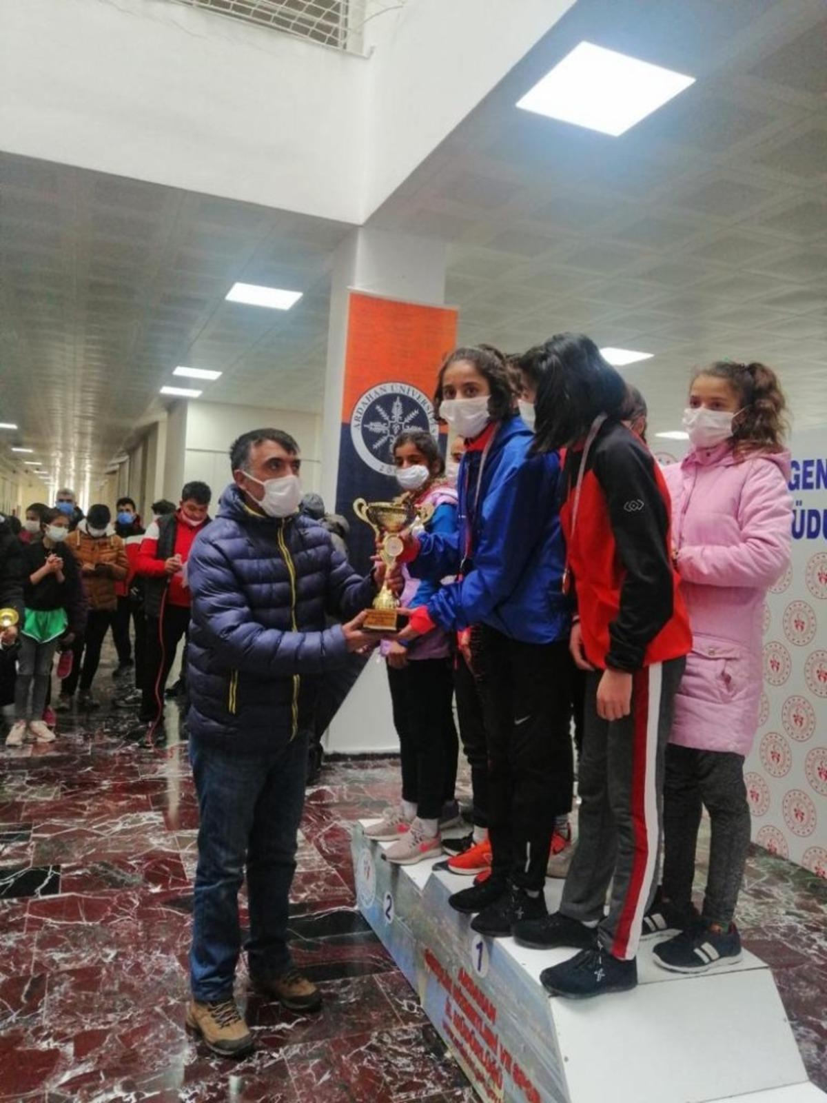 Karslı atletler Ardahan&rsquo;dan madalyayla d&ouml;nd&uuml;