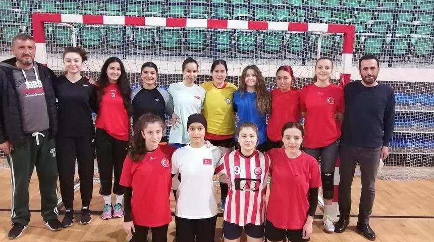 K&uuml;tahya &Uuml;lk&uuml;spor Kız Hentbol Takımı&rsquo;nın hedefi 1. Lig