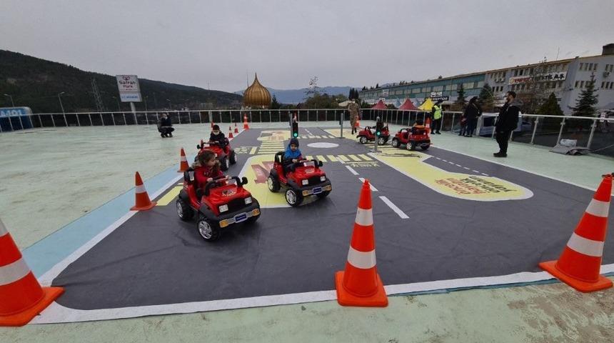 Karab&uuml;k&rsquo;te &ccedil;ocuklara ve vatandaşlara trafik g&uuml;venliği eğitimi