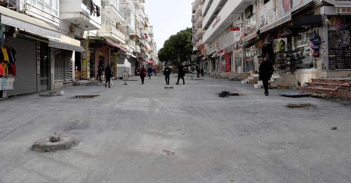 Kahramanlar Caddesi&rsquo;nde yenileme &ccedil;alışmaları s&uuml;r&uuml;yor