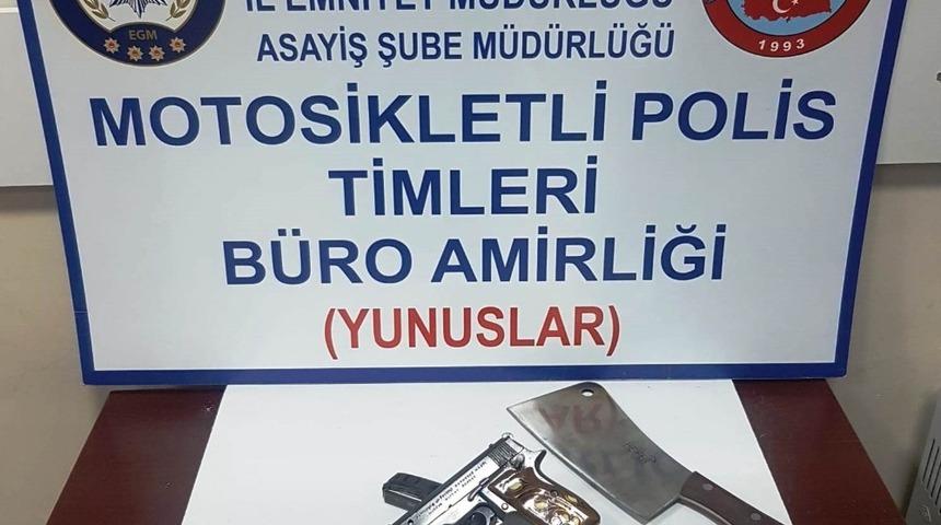 K&uuml;tahya&rsquo;da bir ara&ccedil;ta ruhsatsız tabanca ve uyuşturucu ele ge&ccedil;irildi