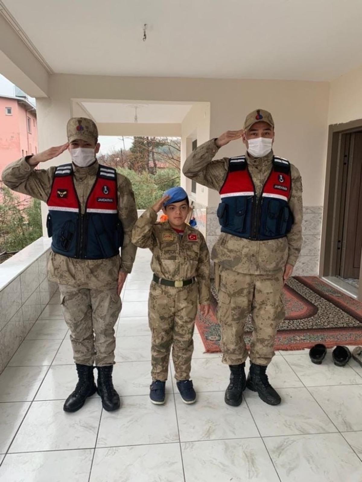 Jandarma&rsquo;dan down sendromlu &ccedil;ocuğa &uuml;niformalı s&uuml;rpriz