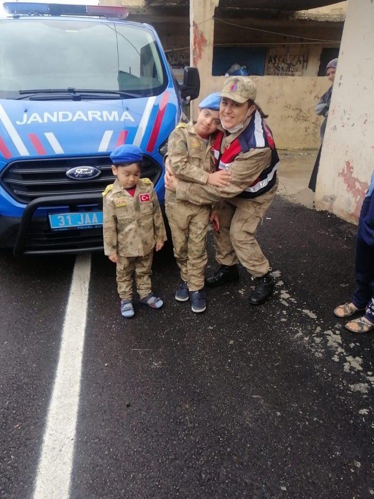 Jandarma’dan down sendromlu çocuğa üniformalı sürpriz G2