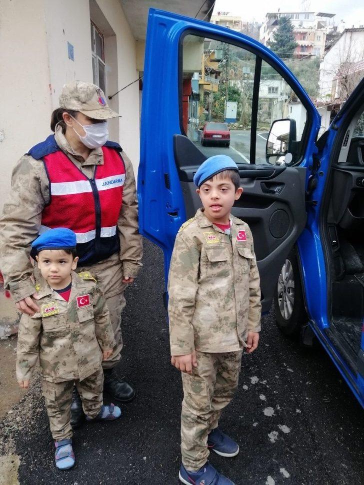 Jandarma’dan down sendromlu çocuğa üniformalı sürpriz G3